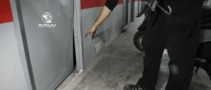 Puerta de trastero forzada por intento de robo: ejemplo real de seguridad deficiente en comunidades