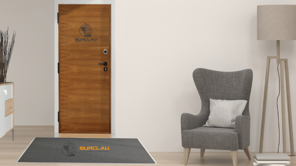 Puerta acorazada instalada en un hogar, protegiendo contra robos