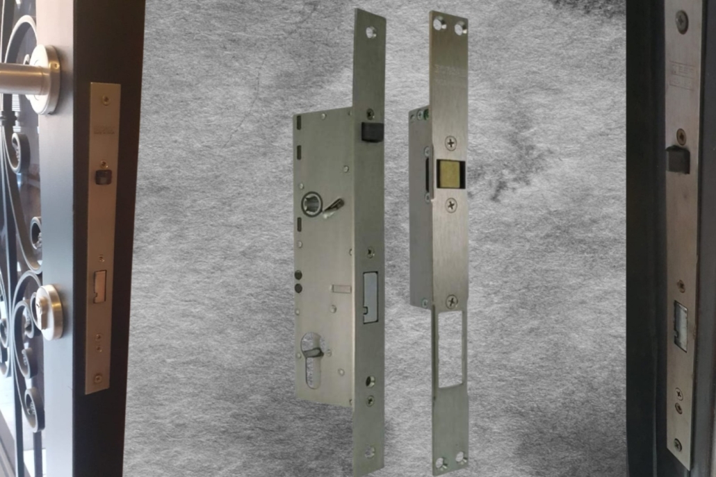 Entrada principal de una comunidad de vecinos con sistemas de seguridad integrados, garantizando la protección de los residentes