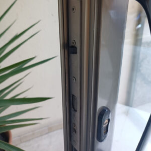 desajuste de puerta comunitaria por falta de mantenimiento