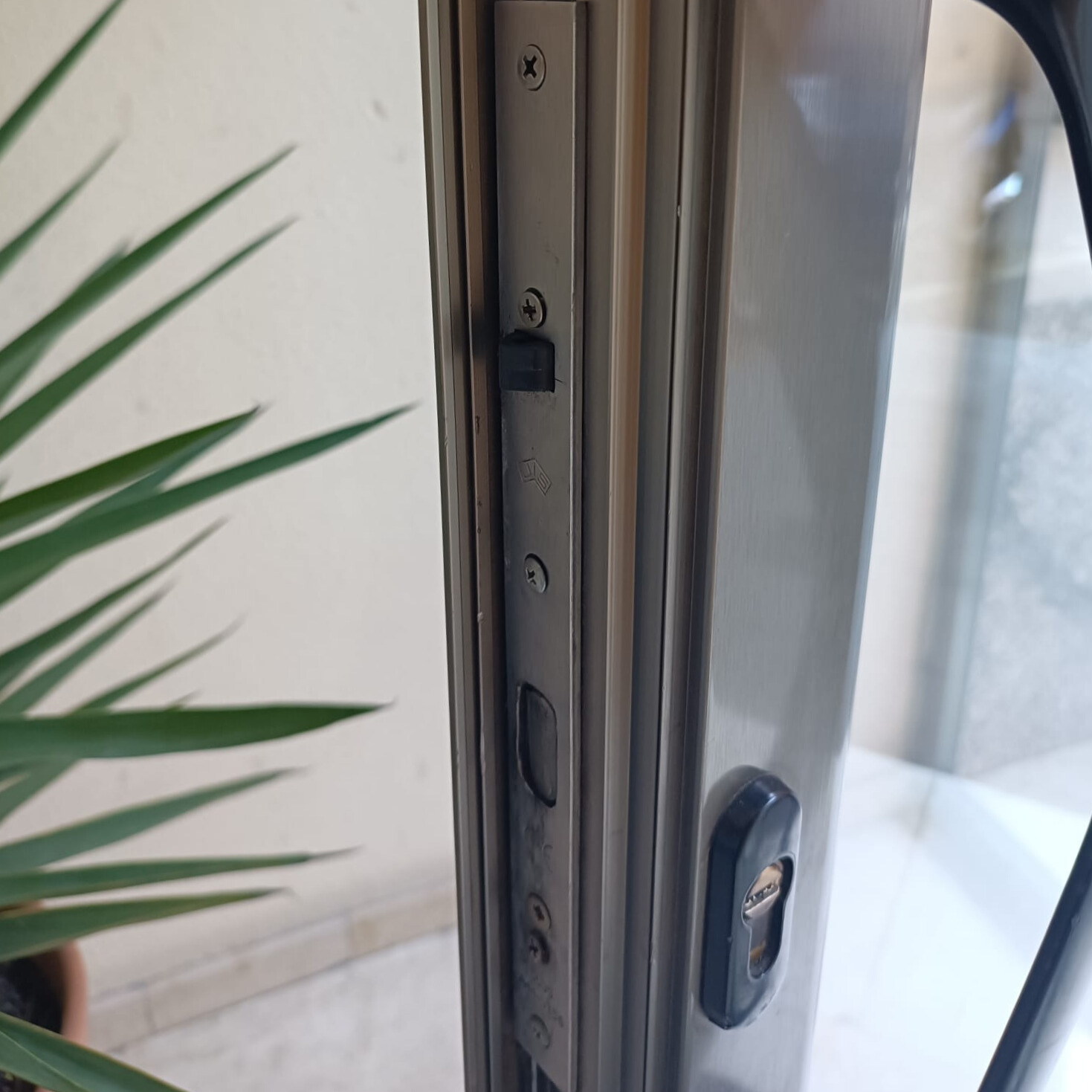 desajuste de puerta comunitaria por falta de mantenimiento